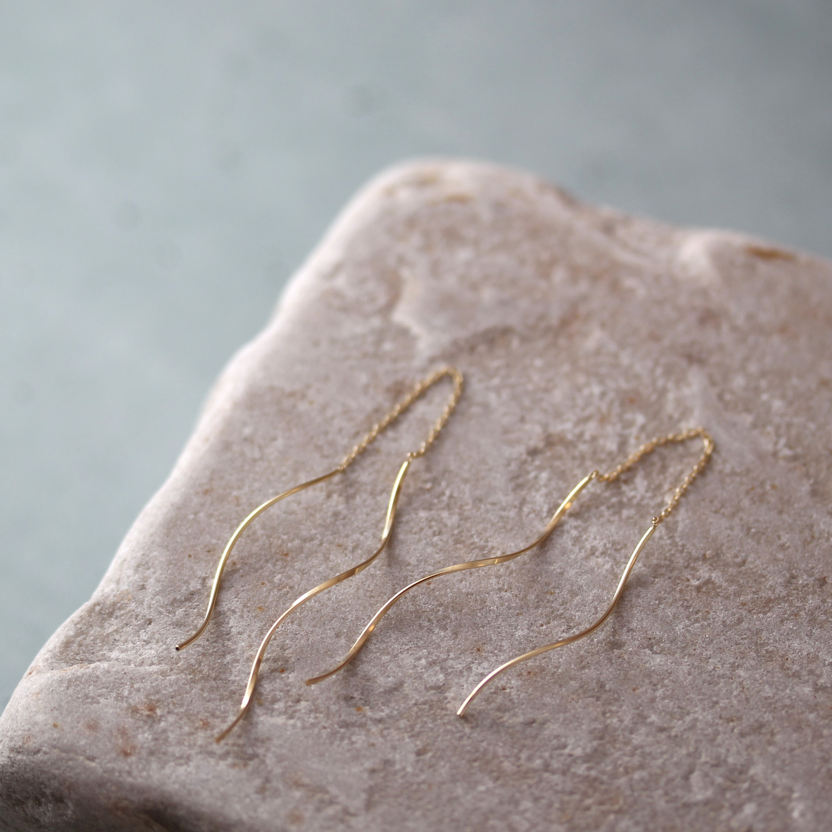 冬のおしゃれに♡K10イエローゴールドウェーブピアス✨揺れる　スキンジュエリー　品あり　高見え　金属アレルギー〈131〉