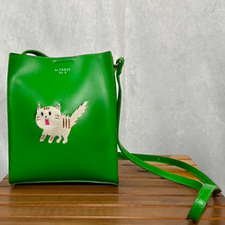 ワケありな逸品】驚き猫の刺繍 フェイクレザーミニショルダー
