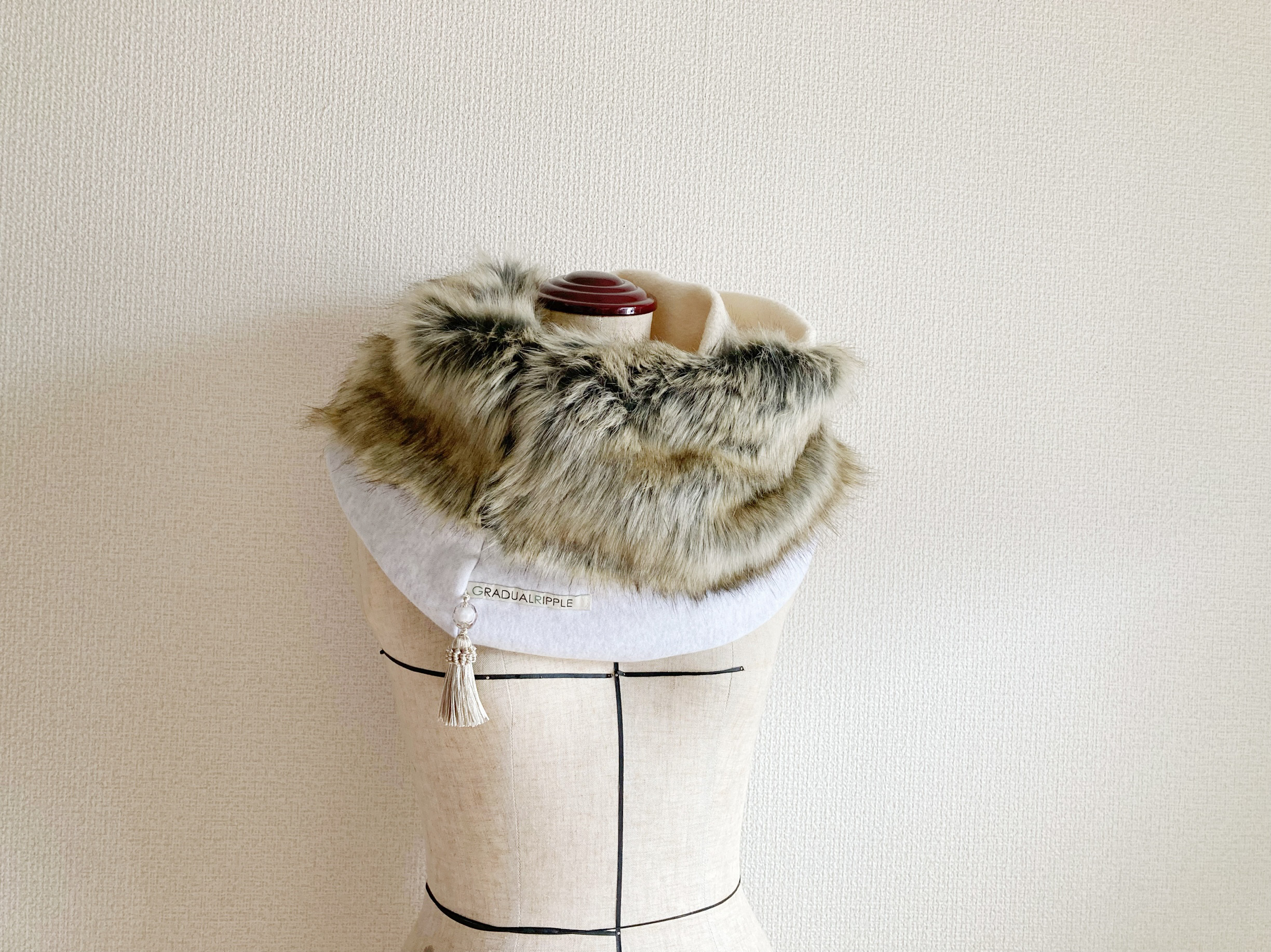 【淡カラー×裏起毛ニットのフォックス風ファースヌード】