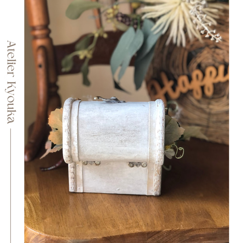 ホワイトトレジャーボックスアレンジ/プリザーブドフラワー/枯れない