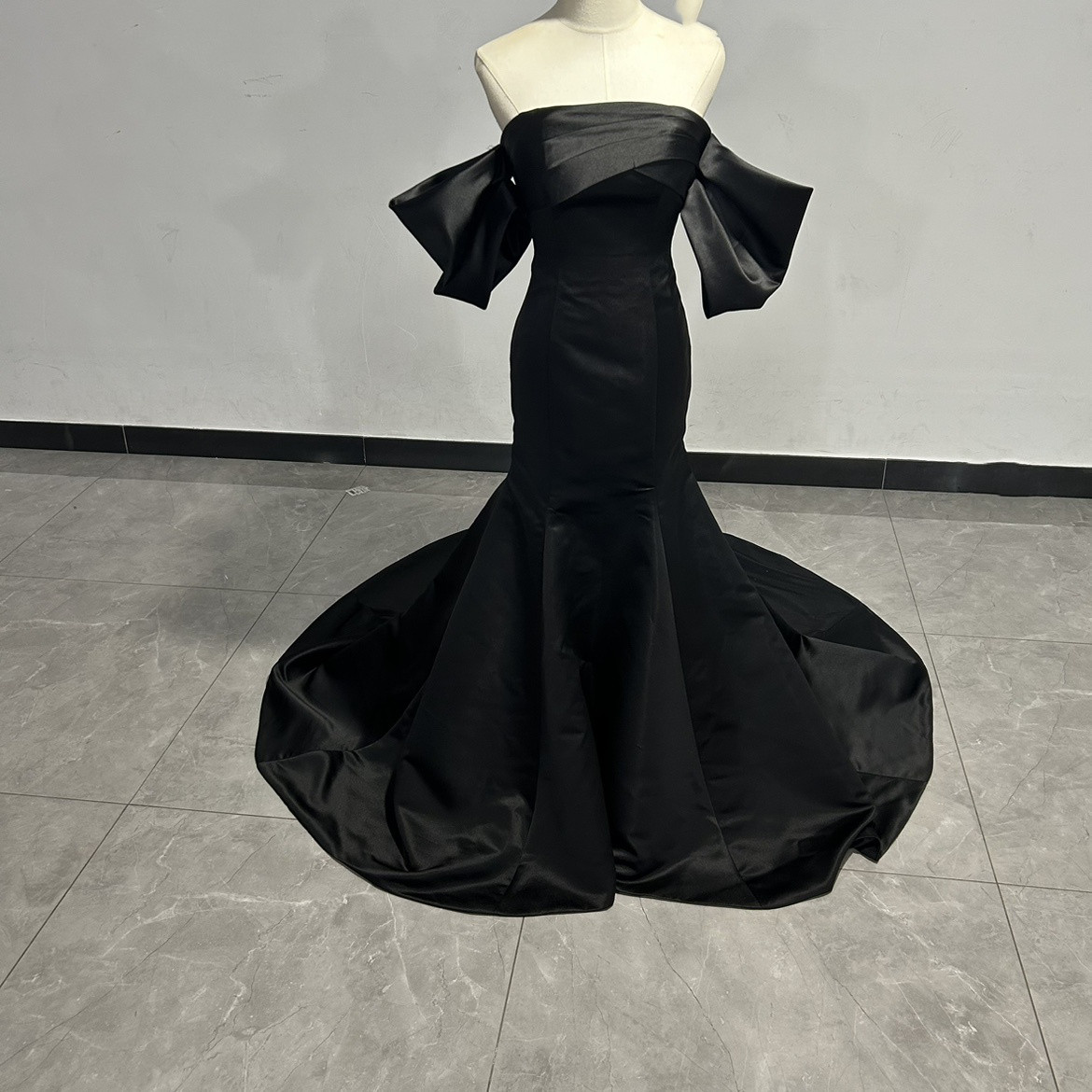 送料無料！高品質！  パフスリーブのオフショルダー カラードレス   ソフトマーメイドライン 華やかなトレーン   抜群