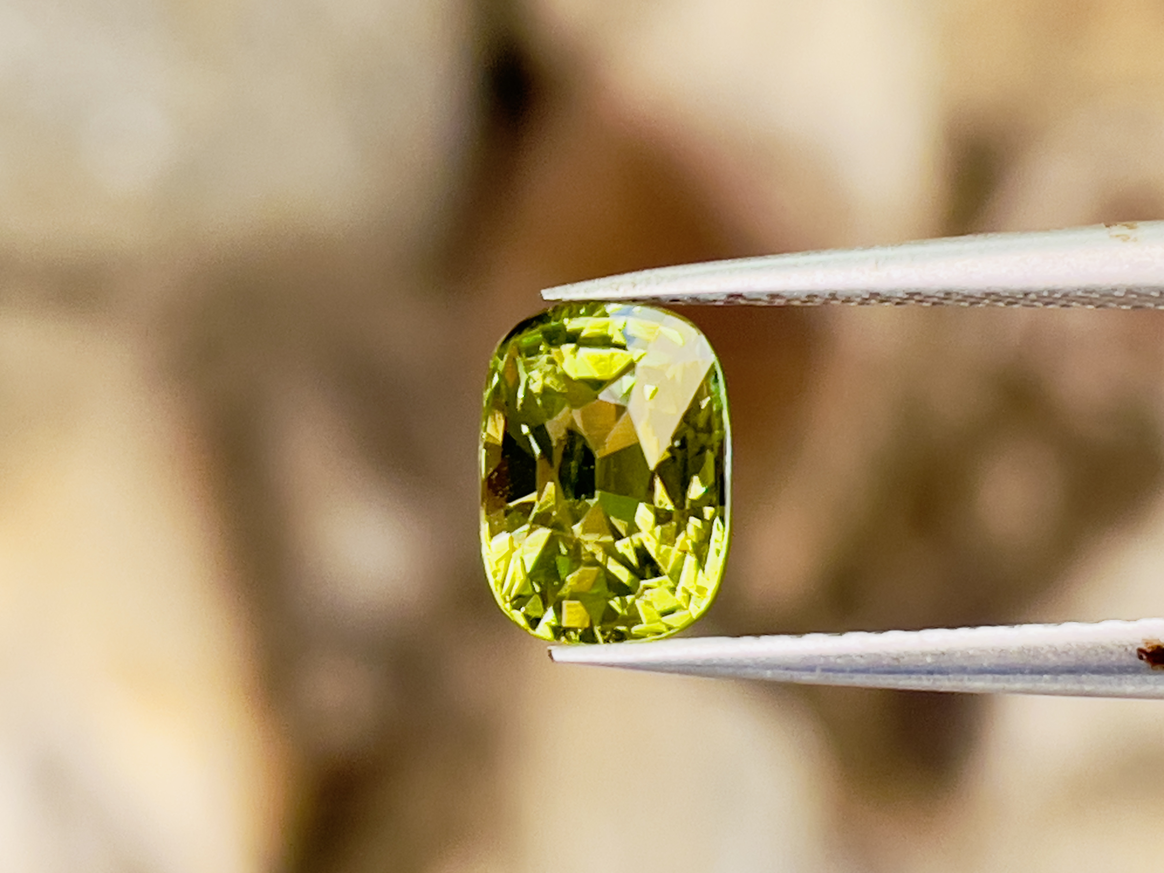 トルマリン黄緑色トルマリンルース 1.30ct クッションカット 天然の美しい宝石