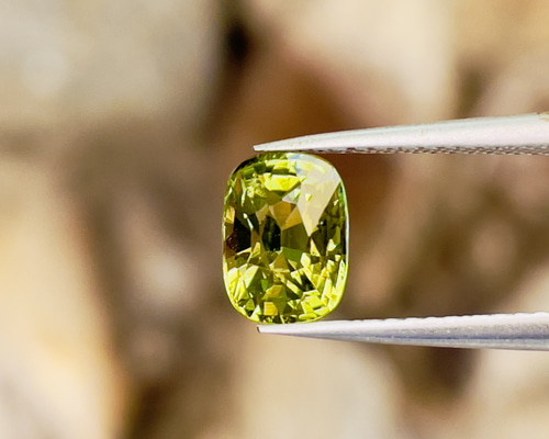 トルマリン黄緑色トルマリンルース 1.30ct クッションカット