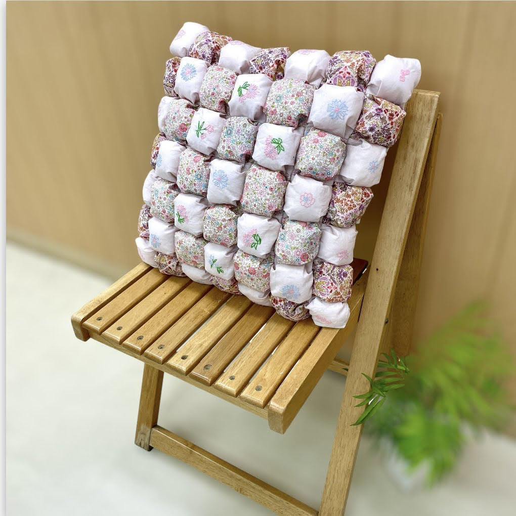 パフのクッション～フラワー刺繍・ライトピンク:お部屋に置くとパッと華やかになる柔らか癒されクッション