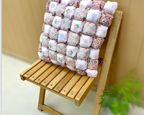 パフのクッション～フラワー刺繍・ライトピンク:お部屋に置くとパッと