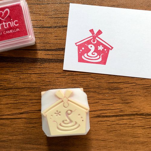 巳年年賀状に 干支白蛇の絵馬の消しゴムはんこ（持ち手つき） はんこ