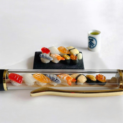 《ガリも、お茶も付いてる》ミニチュアお寿司のボールペン 3枚目の画像