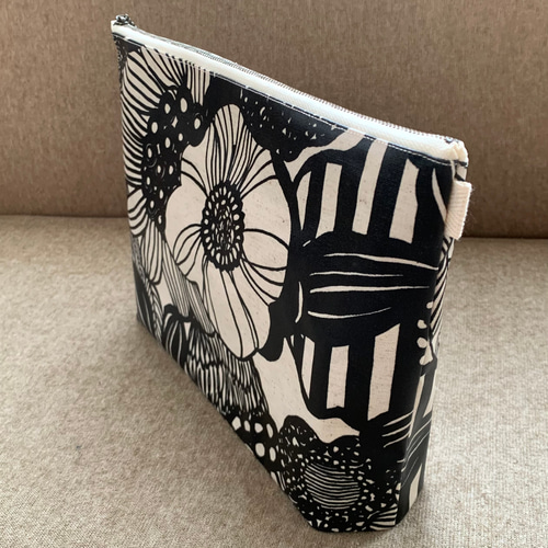 118 ポーチ （モノトーンフラワー） ハンドメイド ラミネート