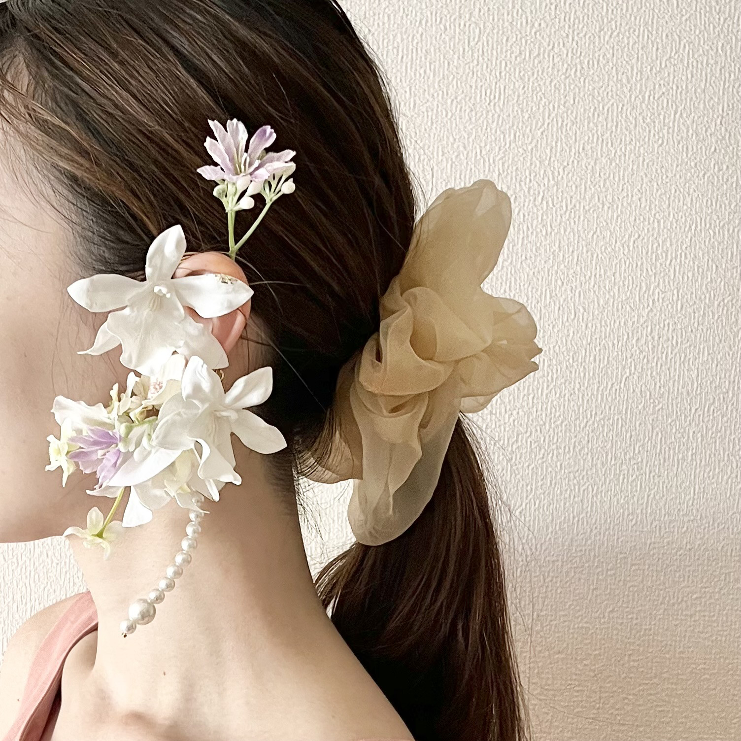 【完成品】 ear cuff 白x淡い色のフラワーイヤーカフ