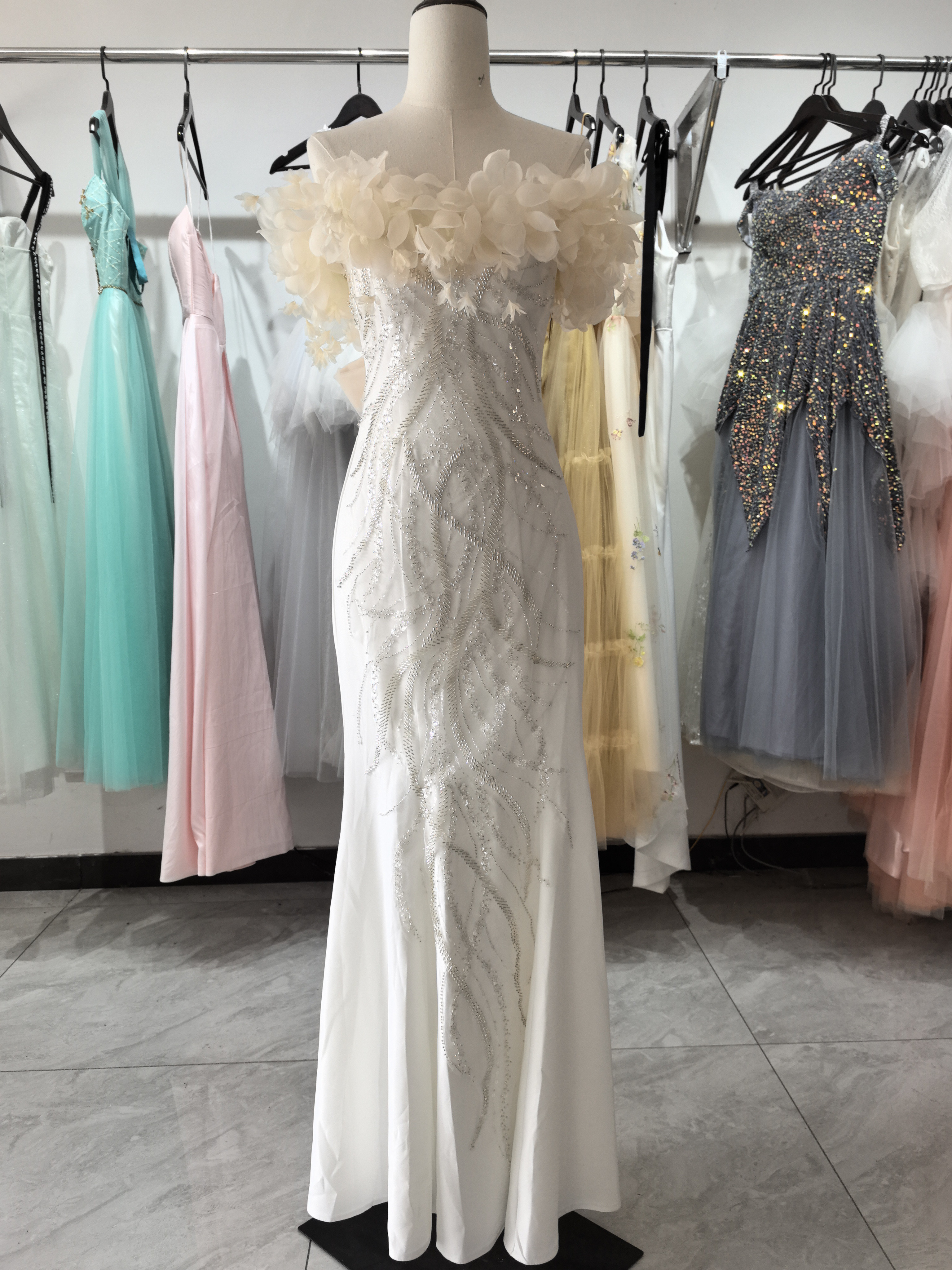 セクシー美しい花  オフショルダー キラキラ  カラードレス  ふんわり フリル   ビジュードレス/D02