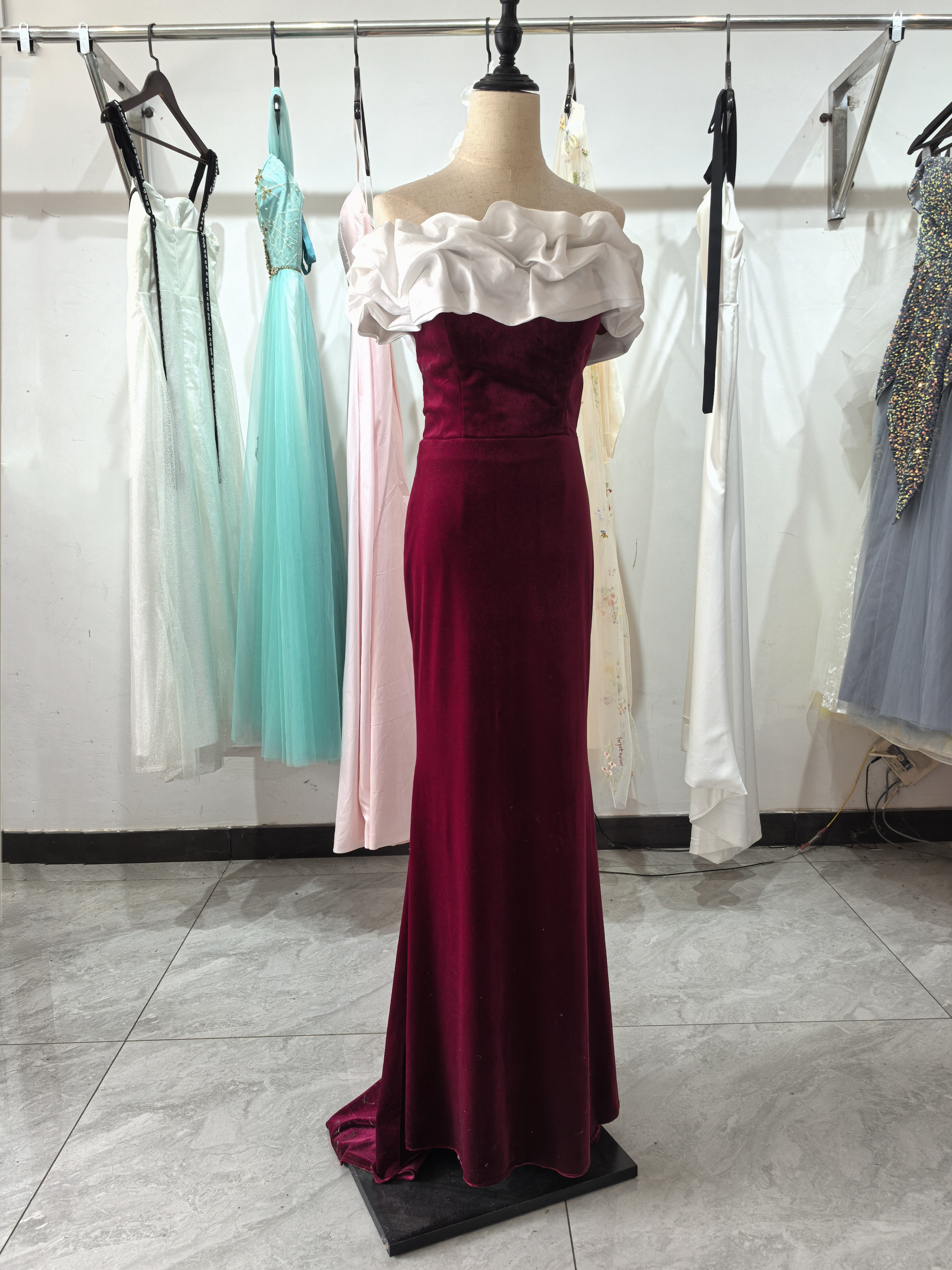 美品！ホワイト  セクシー美しい花  オフショルダー  ボルドー色 級ベロア  カラードレス  /パーティ /D05