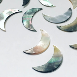 【2個】シェルチャーム＊月 2枚目の画像