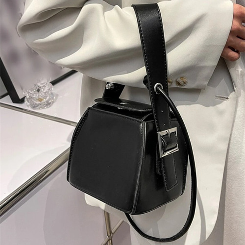 ユニークなデザインのクロスボディバッグ ECCO Fortune Small Soft Pebbled レザークロスボディバッグ | ブラック