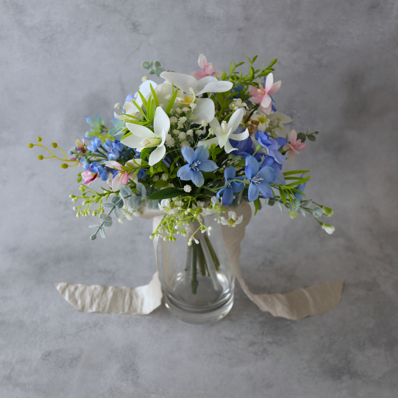 透明感の【ブルー×ホワイト】でつくるクラッチブーケ　アーティフィシャルフラワー　高級造花　海外　結婚式　前撮り