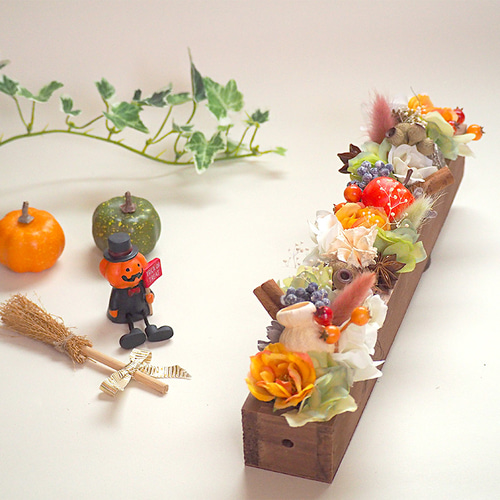 momom 0923様　ハロウィンバトンアレンジネコ17 オーダー品仏花 花ネコmini（しろねこ）ハッピーハロウィン｜猫の花ギフト