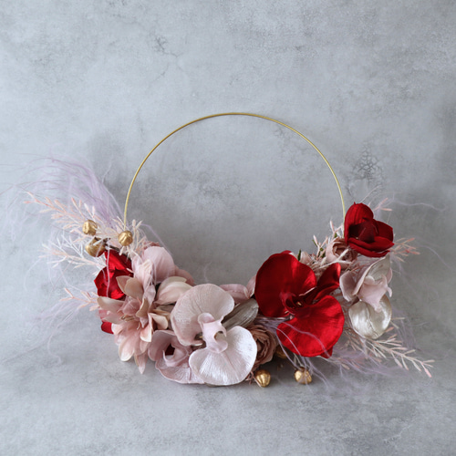 秋冬の結婚式におすすめ『赤×シャンパンカラー』でつくるリースブーケ