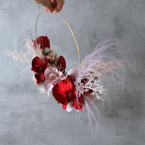 秋冬の結婚式におすすめ『赤×シャンパンカラー』でつくるリースブーケ