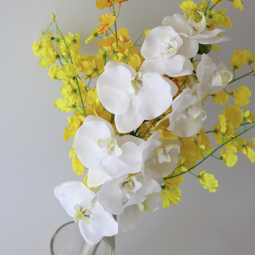 胡蝶蘭のブーケ - 白と黄色の造花 胡蝶蘭のブーケ - 白と黄色の造花高価