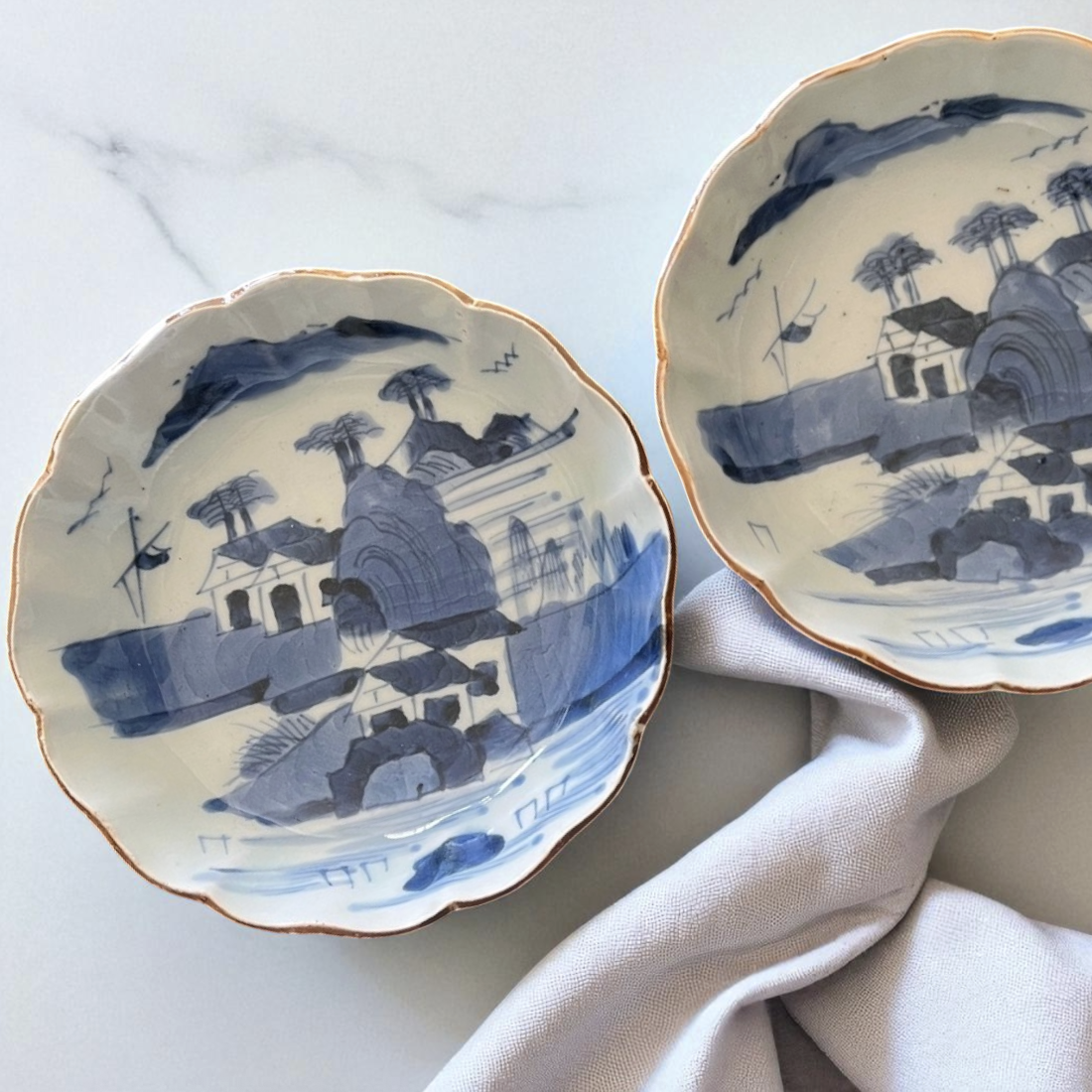 伊万里染付山水膾皿２枚組 鉄釉縁取り 手描き風景 国内残留品