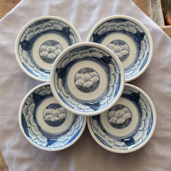 古伊万里、染め付け、青磁輪花、丸紋、人物相対図。中皿。 古伊万里、染め付け、青磁輪花、丸紋、人物相対図。中皿。 古伊万里