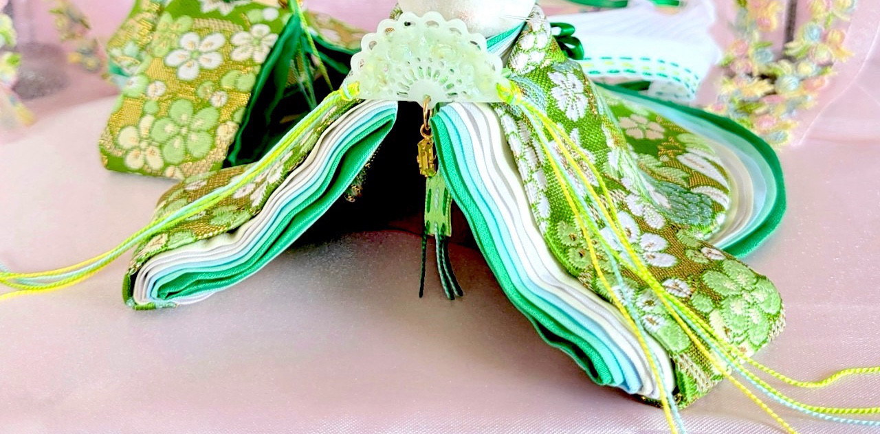 778,9  小さなお着物〈ペアセット〉 花萌黄地に春秋草花丸文様翡翠かさねと光水色袴【新襟仕様】