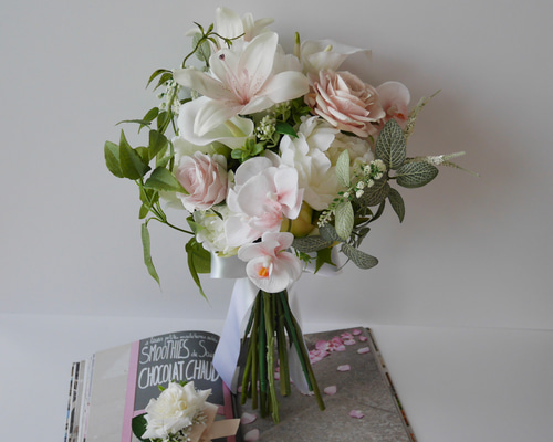 人気の胡蝶蘭やカラー、バラを贅沢に使った上品ピンク クラッチ