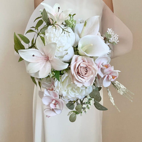 人気の胡蝶蘭やカラー、バラを贅沢に使った上品ピンク クラッチブーケ