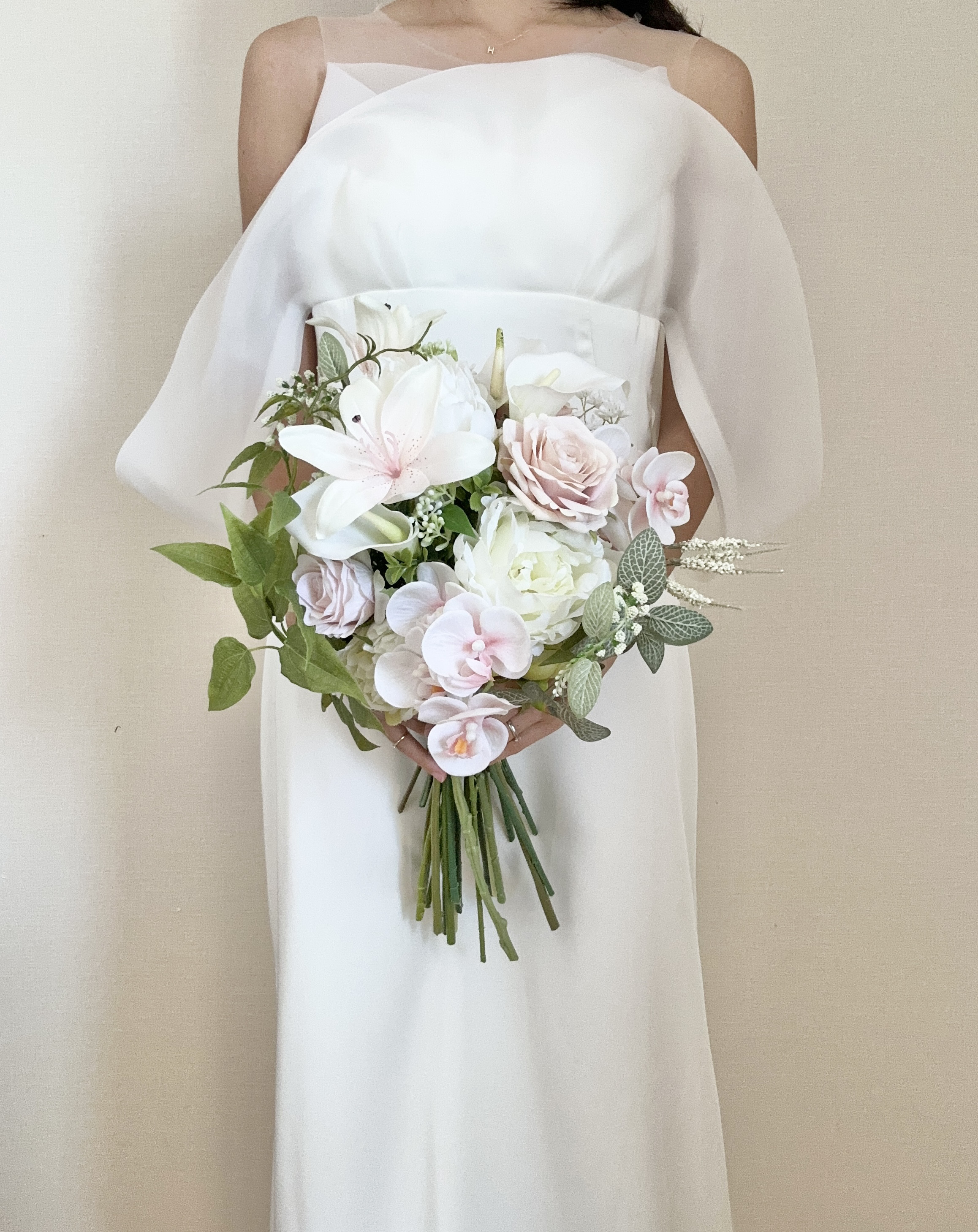 人気の胡蝶蘭やカラー、バラを贅沢に使った上品ピンク クラッチブーケ/ブートニア付