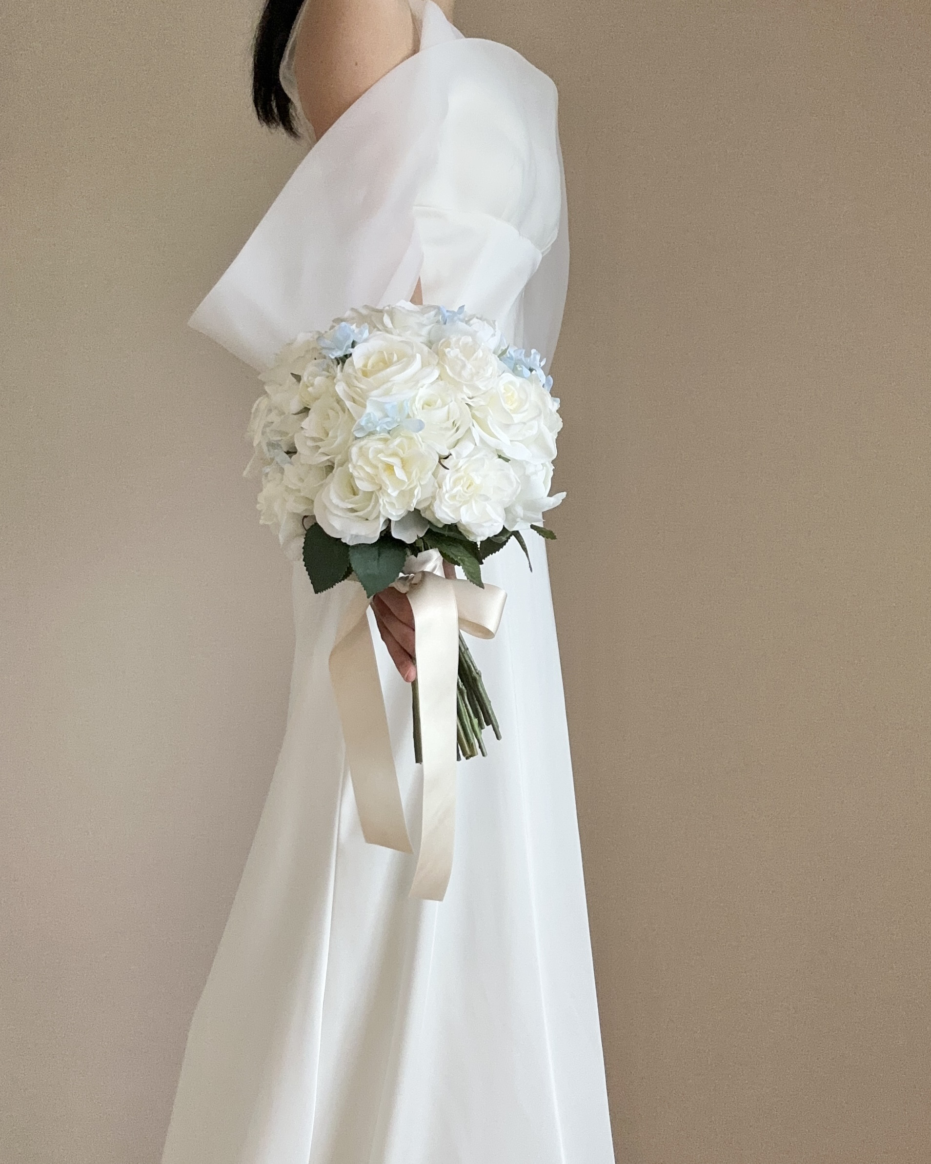 バラとブルースターのサムシングブルーブーケ/ブートニア付