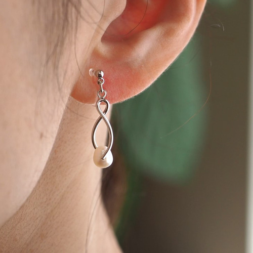 【481】パールビーズとツイストパーツのピアス／イヤリング 481】パールビーズとツイストパーツのピアス／イヤリング