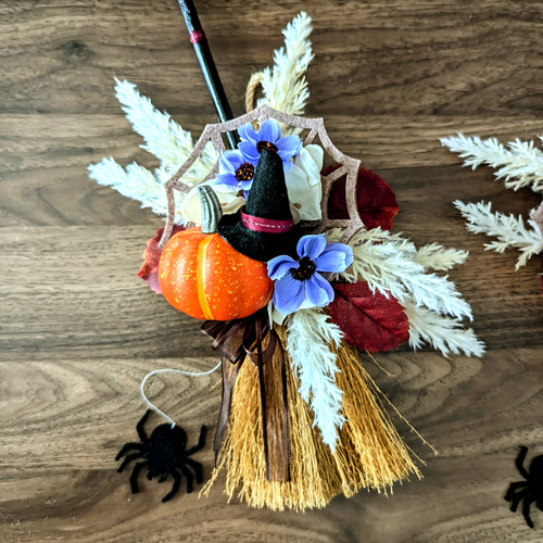ハロウィンのほうきアレンジメント かぼちゃと魔女の帽子と