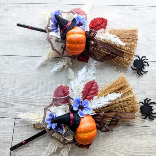ハロウィンのほうきアレンジメント かぼちゃと魔女の帽子とクモの巣 壁  