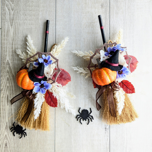 ハロウィンのほうきアレンジメント かぼちゃと魔女の帽子とクモの巣 壁  