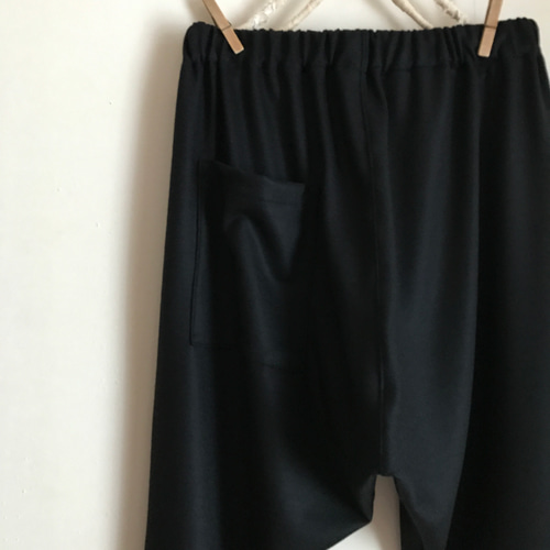 モユル黒圧縮ウールサルエルパンツ 圧縮ウールニット（黒）で作ったサルエルパンツ ハーフパンツ blue