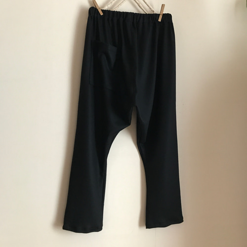 モユル黒圧縮ウールサルエルパンツ 圧縮ウールニット（黒）で作ったサルエルパンツ ハーフパンツ blue