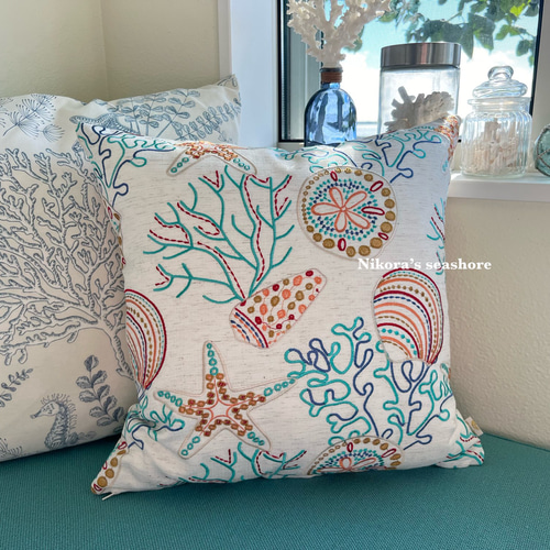 クッションカバー 45cm角 カラフルな海物刺繍／生成り帆布11号