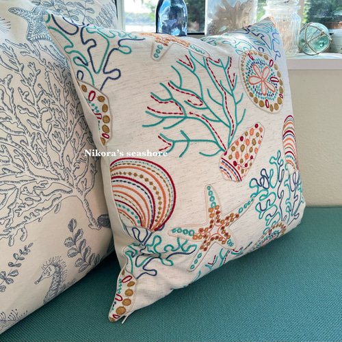【リネン刺繍　桜坂美野様オーダー専用ページ】クッションカバー　ボートポーチ クッションカバー 45cm角 カラフルな海物刺繍／生成り帆布11号