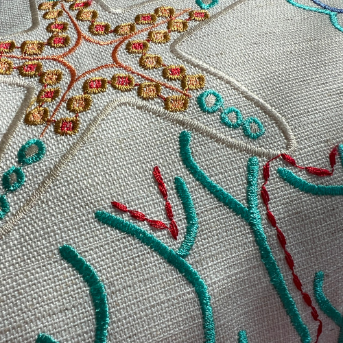 【リネン刺繍　桜坂美野様オーダー専用ページ】クッションカバー　ボートポーチ クッションカバー 45cm角 カラフルな海物刺繍／生成り帆布11号