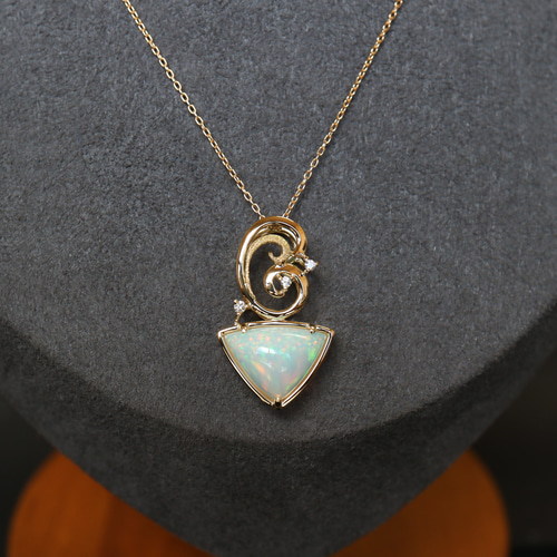 オパール 2カラット 有機的曲線デザイン付 ペンダントトップ18金