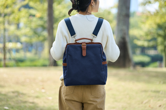 「帆布x皮革組合」框架背包扁平式扣環手工經典背包 第15張的照片