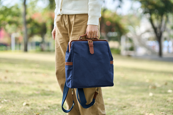 「帆布x皮革組合」框架背包扁平式扣環手工經典背包 第14張的照片