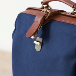 「帆布x皮革組合」框架背包扁平式扣環手工經典背包 第6張的照片