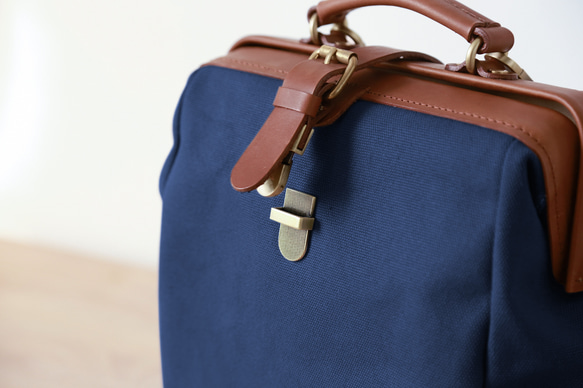 「帆布x皮革組合」框架背包扁平式扣環手工經典背包 第6張的照片