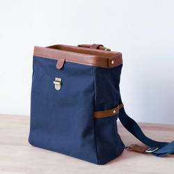 「帆布x皮革組合」框架背包扁平式扣環手工經典背包 第11張的照片