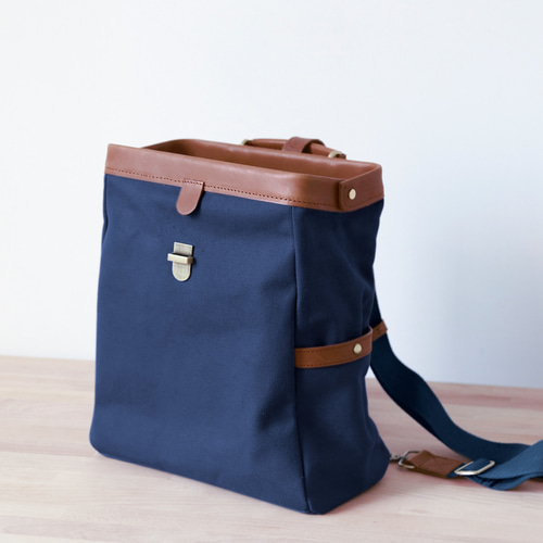 帆布×革の組み合わせ」口枠リュック フラットタイプのがま口