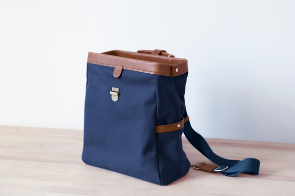 「帆布x皮革組合」框架背包扁平式扣環手工經典背包 第11張的照片