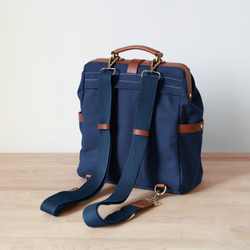 「帆布x皮革組合」框架背包扁平式扣環手工經典背包 第13張的照片