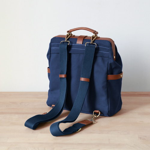 帆布×革の組み合わせ」口枠リュック フラットタイプのがま口