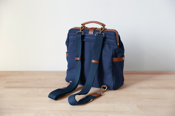 「帆布x皮革組合」框架背包扁平式扣環手工經典背包 第13張的照片