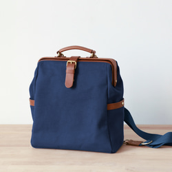 「帆布x皮革組合」框架背包扁平式扣環手工經典背包 第2張的照片